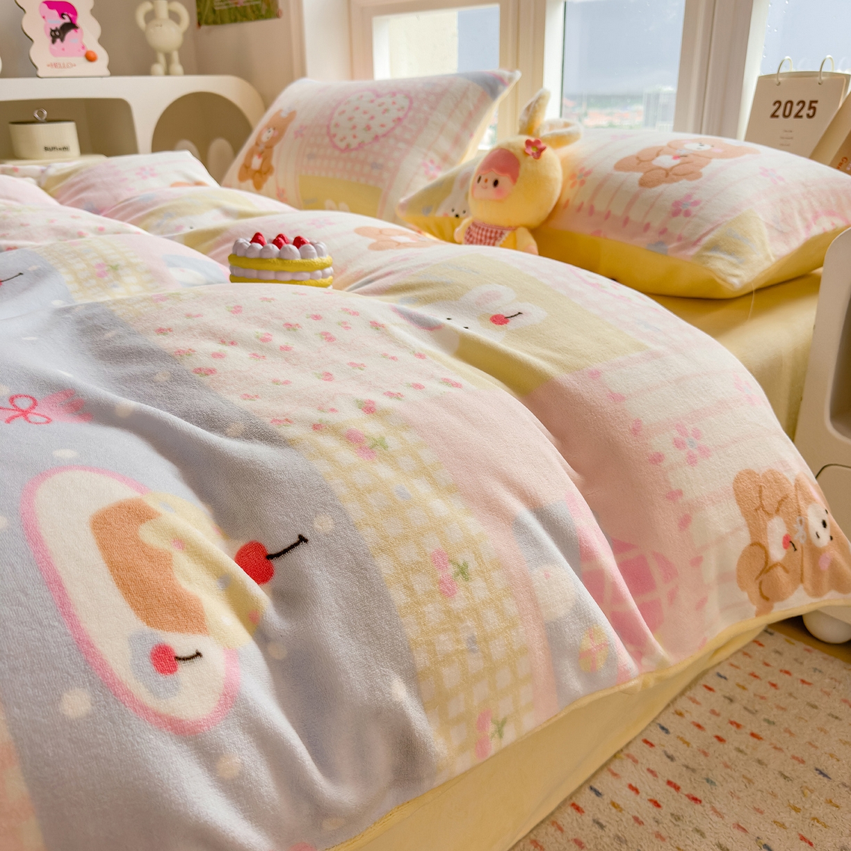 91家纺网 家纺一手货源 找家纺 摩妮卡 摩妮卡 2025新款加厚款小清新牛奶绒印花四件套床单款床笠单被套 梦屋小熊