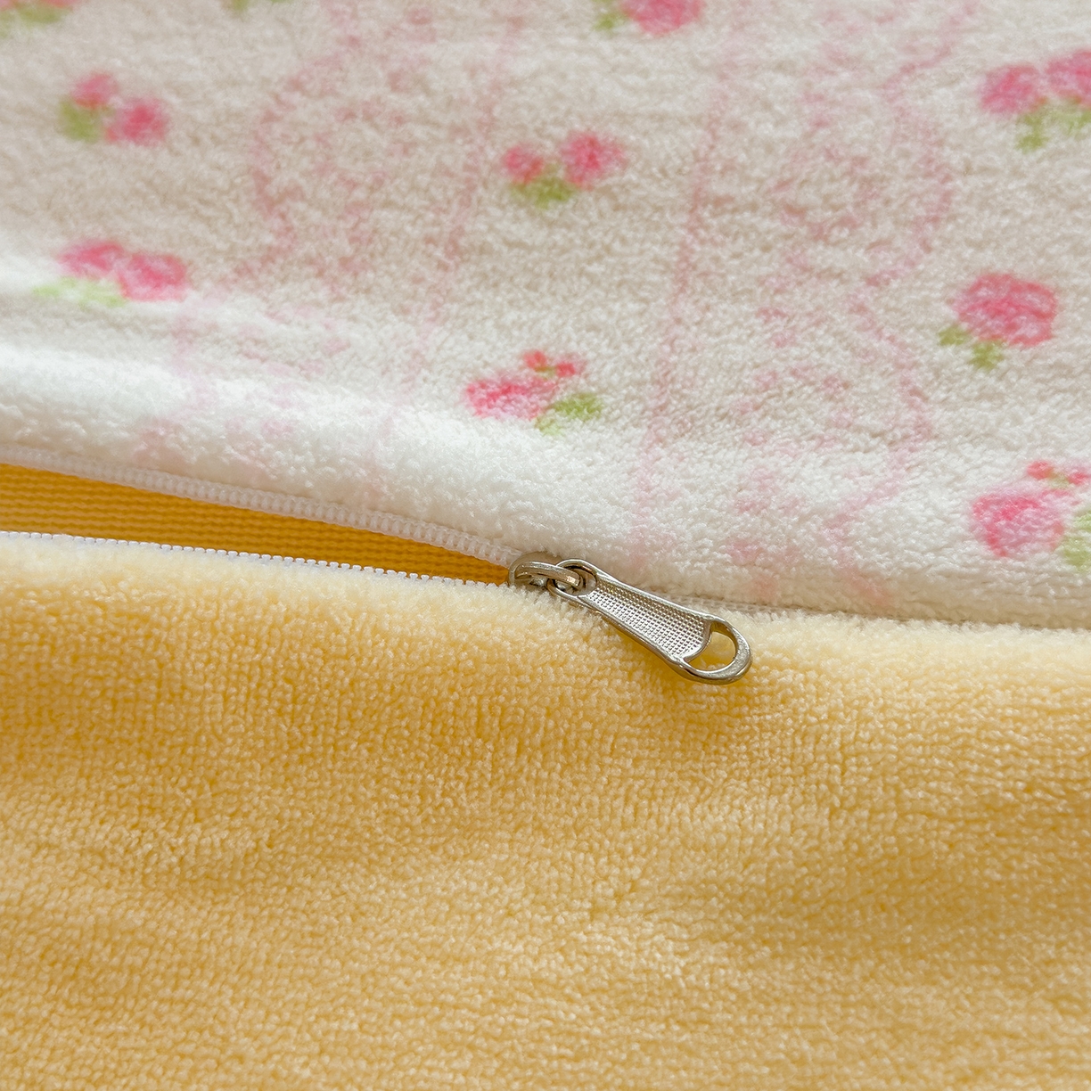 91家纺网 家纺一手货源 找家纺 摩妮卡 摩妮卡 2025新款加厚款小清新牛奶绒印花四件套床单款床笠单被套 梦屋小熊