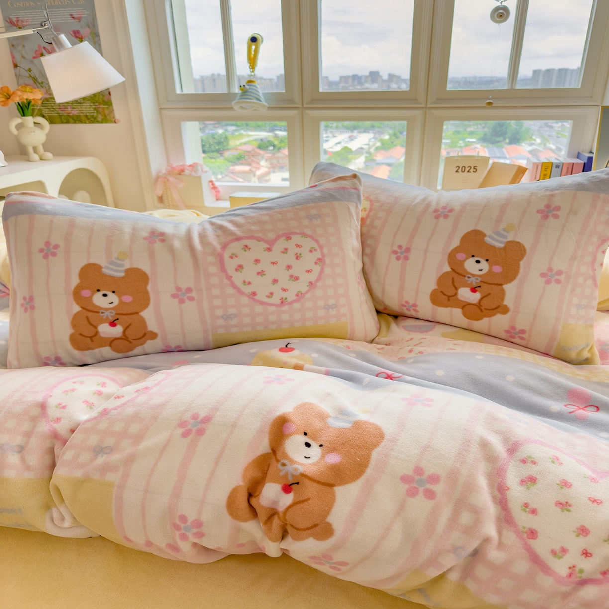 91家纺网 家纺一手货源 找家纺 摩妮卡 摩妮卡 2025新款加厚款小清新牛奶绒印花四件套床单款床笠单被套 梦屋小熊