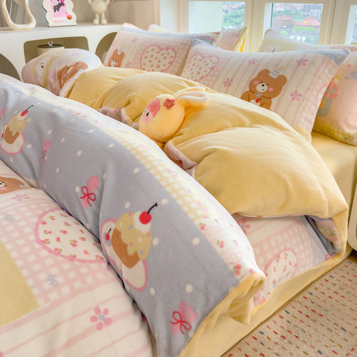 91家纺网 家纺一手货源 找家纺 摩妮卡 摩妮卡 2025新款加厚款小清新牛奶绒印花四件套床单款床笠单被套 梦屋小熊