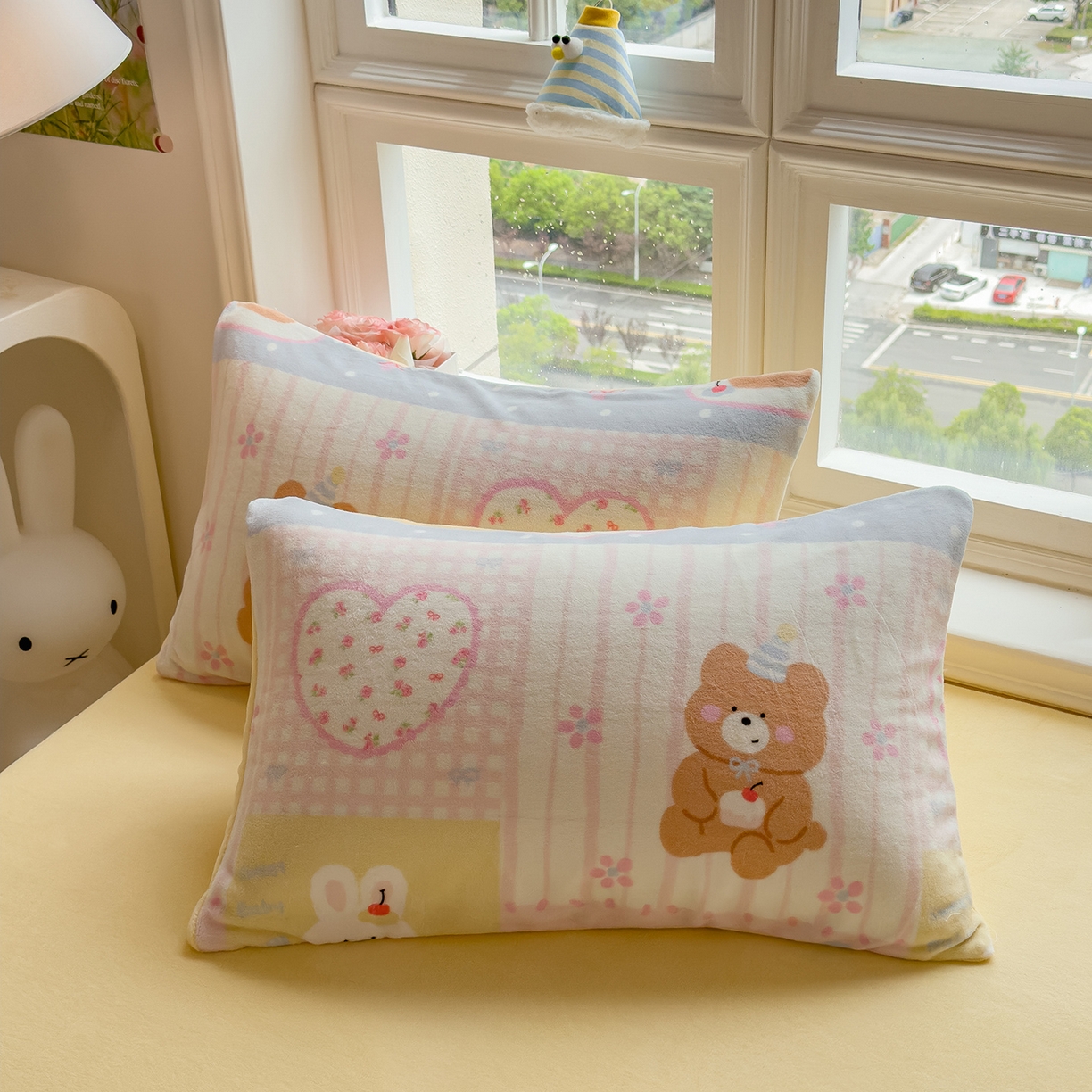 91家纺网 家纺一手货源 找家纺 摩妮卡 摩妮卡 2025新款加厚款小清新牛奶绒印花四件套床单款床笠单被套 梦屋小熊