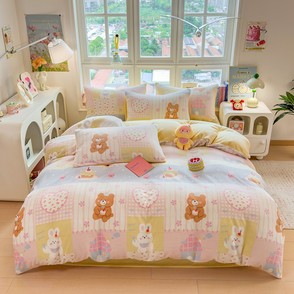 91家纺网 家纺一手货源 找家纺 摩妮卡 摩妮卡 2025新款加厚款小清新牛奶绒印花四件套床单款床笠单被套 梦屋小熊