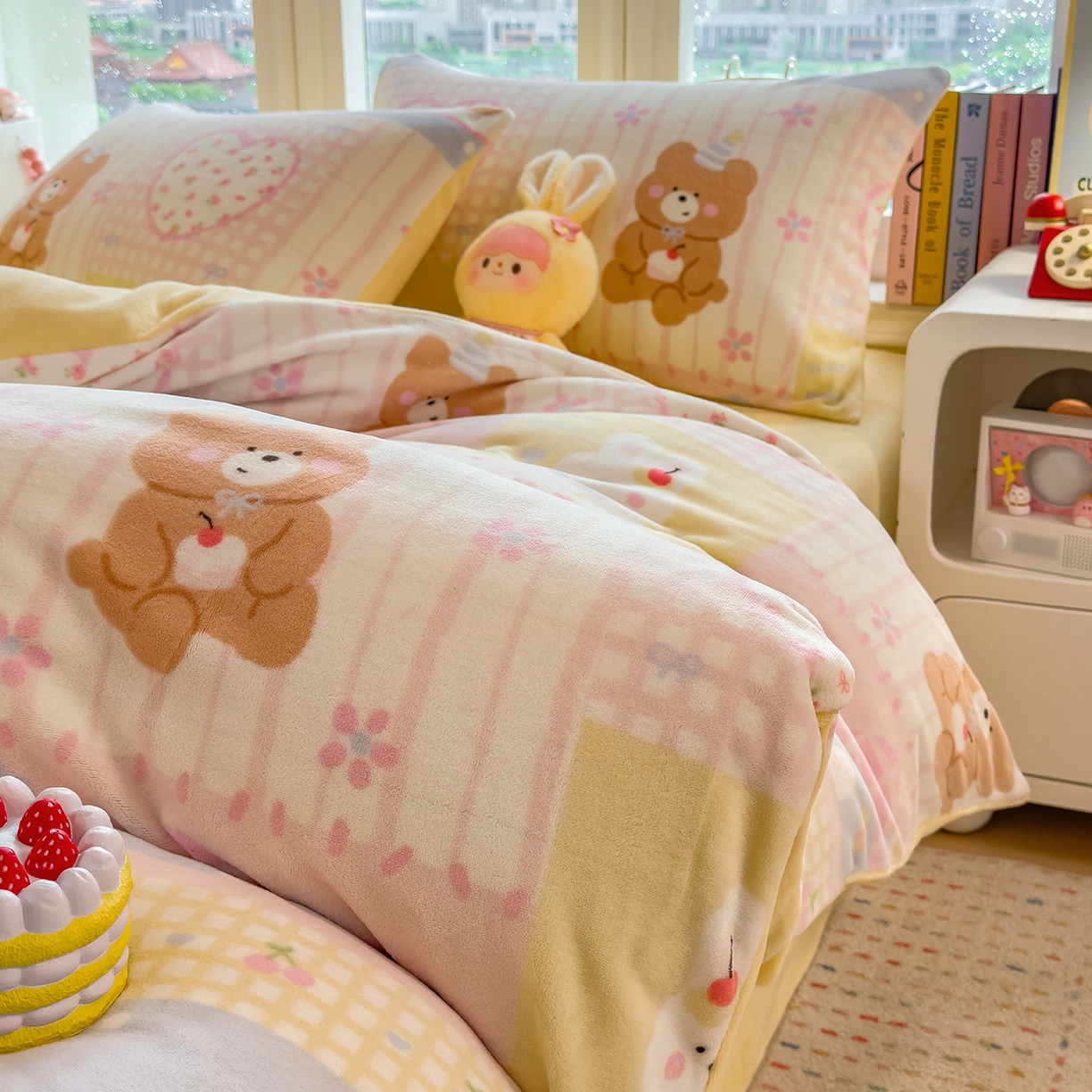 91家纺网 家纺一手货源 找家纺 摩妮卡 摩妮卡 2025新款加厚款小清新牛奶绒印花四件套床单款床笠单被套 梦屋小熊