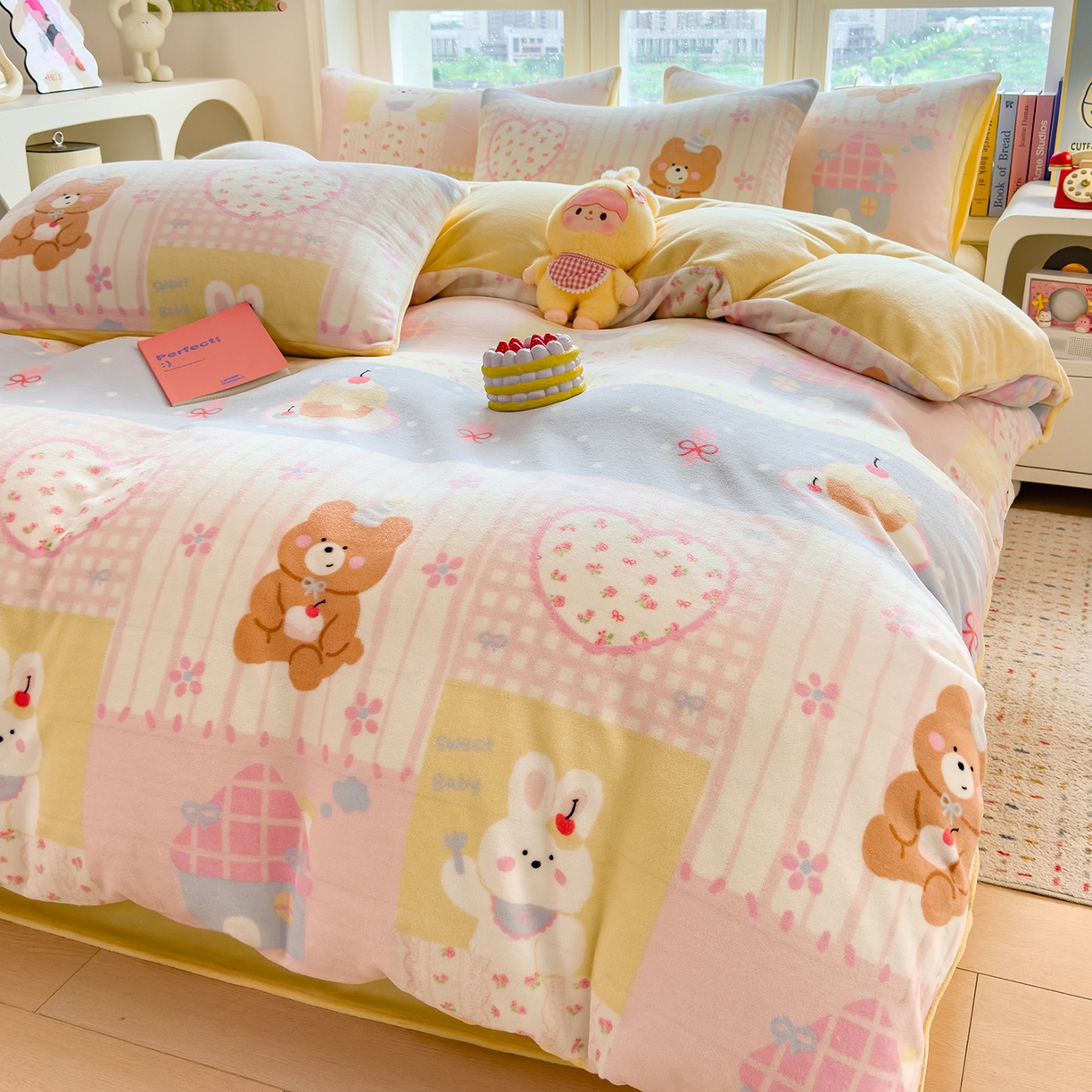 91家纺网 家纺一手货源 找家纺 摩妮卡 摩妮卡 2025新款加厚款小清新牛奶绒印花四件套床单款床笠单被套 梦屋小熊