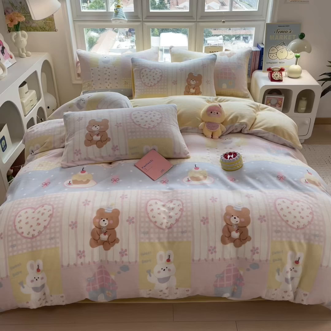 91家纺网 家纺一手货源 找家纺 摩妮卡 摩妮卡 2025新款加厚款小清新牛奶绒印花四件套床单款床笠单被套 梦屋小熊