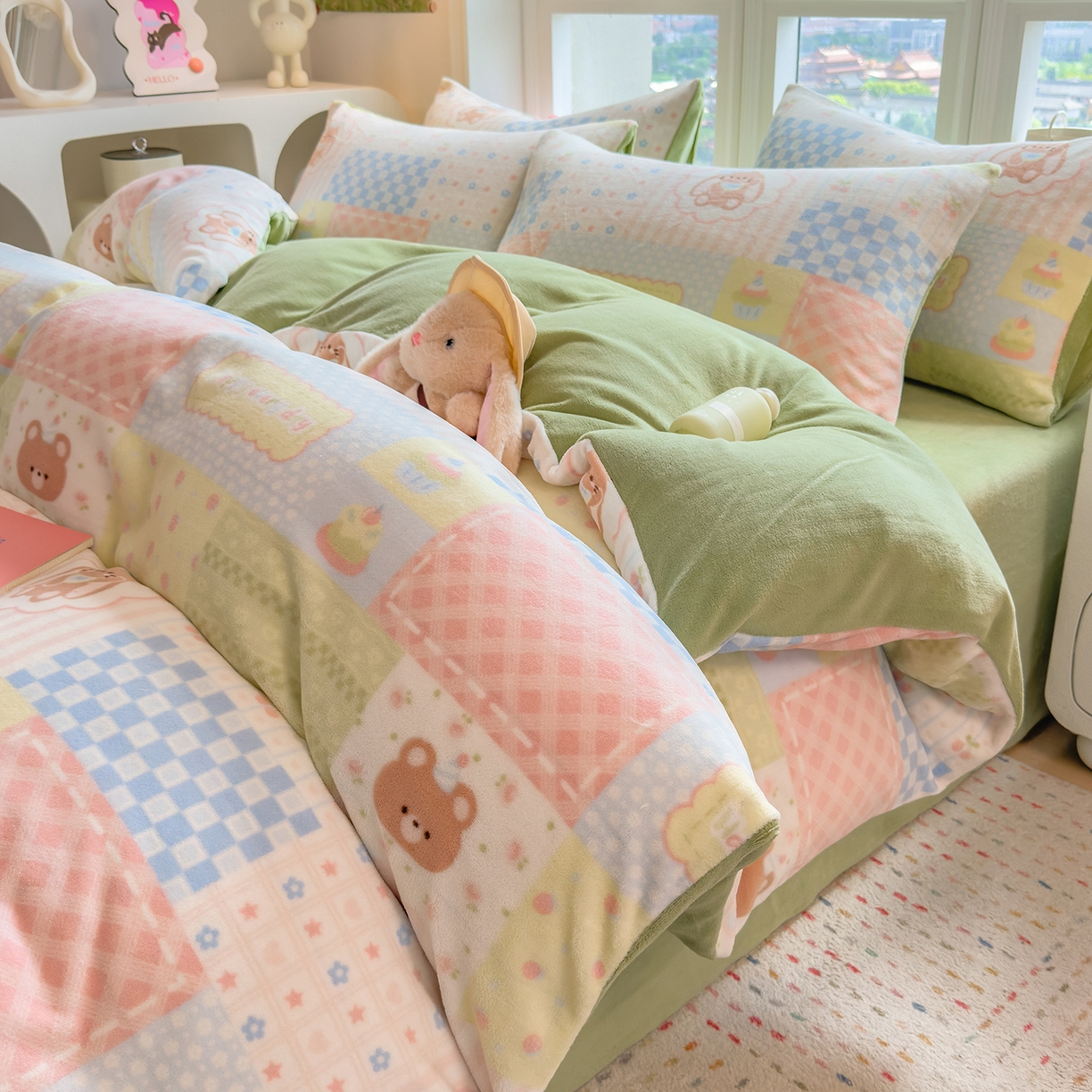 91家纺网 家纺一手货源 找家纺 摩妮卡 摩妮卡 2025新款加厚款小清新牛奶绒印花四件套床单款床笠单被套 拼布小熊