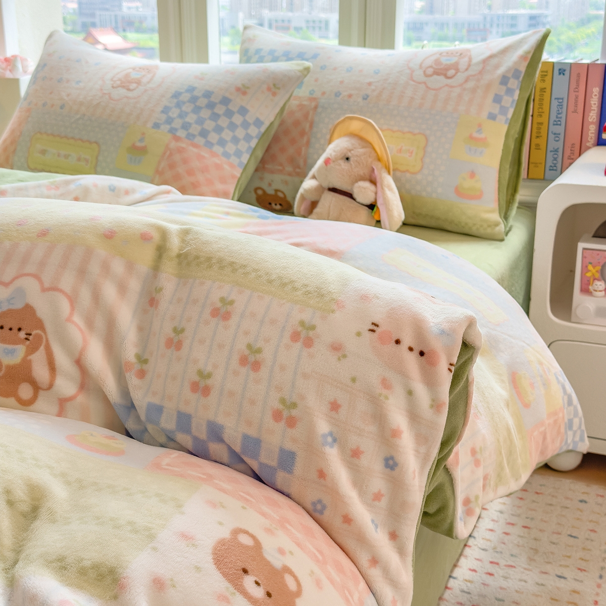 91家纺网 家纺一手货源 找家纺 摩妮卡 摩妮卡 2025新款加厚款小清新牛奶绒印花四件套床单款床笠单被套 拼布小熊