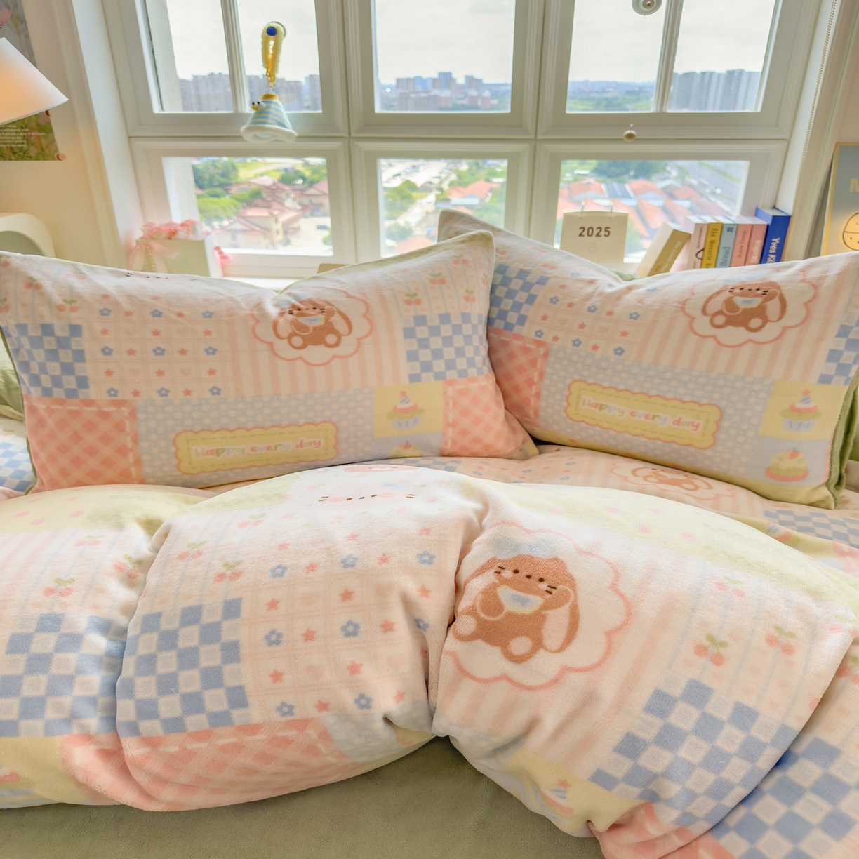 91家纺网 家纺一手货源 找家纺 摩妮卡 摩妮卡 2025新款加厚款小清新牛奶绒印花四件套床单款床笠单被套 拼布小熊