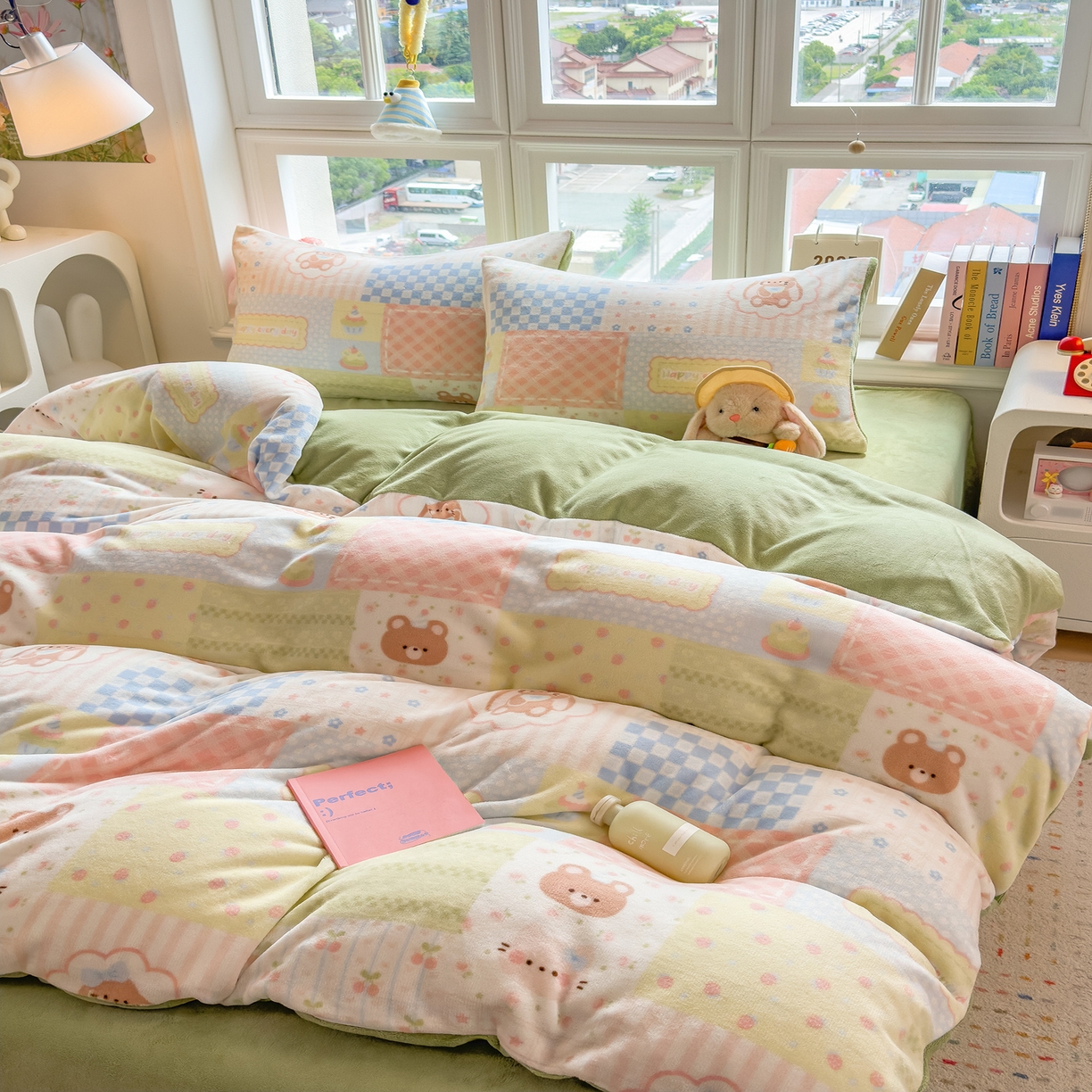 91家纺网 家纺一手货源 找家纺 摩妮卡 摩妮卡 2025新款加厚款小清新牛奶绒印花四件套床单款床笠单被套 拼布小熊