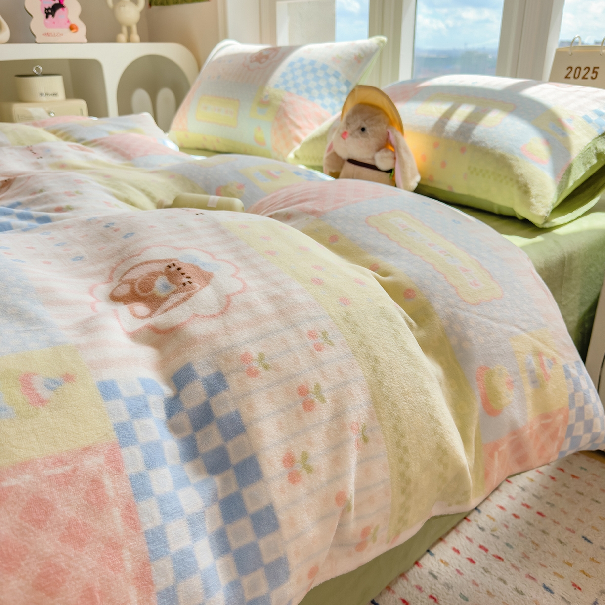 91家纺网 家纺一手货源 找家纺 摩妮卡 摩妮卡 2025新款加厚款小清新牛奶绒印花四件套床单款床笠单被套 拼布小熊