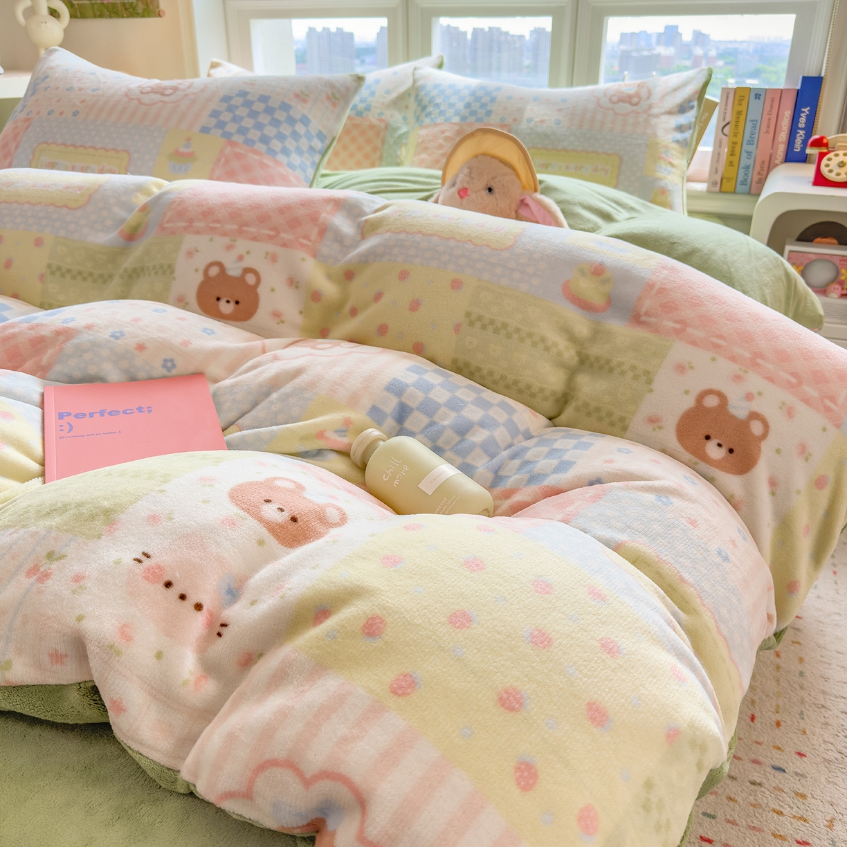 91家纺网 家纺一手货源 找家纺 摩妮卡 摩妮卡 2025新款加厚款小清新牛奶绒印花四件套床单款床笠单被套 拼布小熊