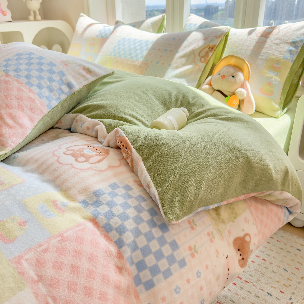 91家纺网 家纺一手货源 找家纺 摩妮卡 摩妮卡 2025新款加厚款小清新牛奶绒印花四件套床单款床笠单被套 拼布小熊