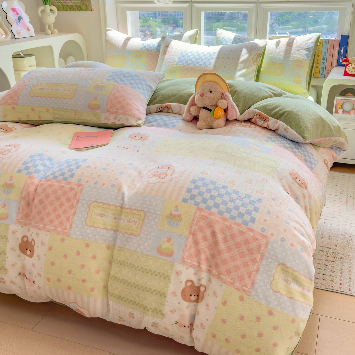 91家纺网 家纺一手货源 找家纺 摩妮卡 摩妮卡 2025新款加厚款小清新牛奶绒印花四件套床单款床笠单被套 拼布小熊