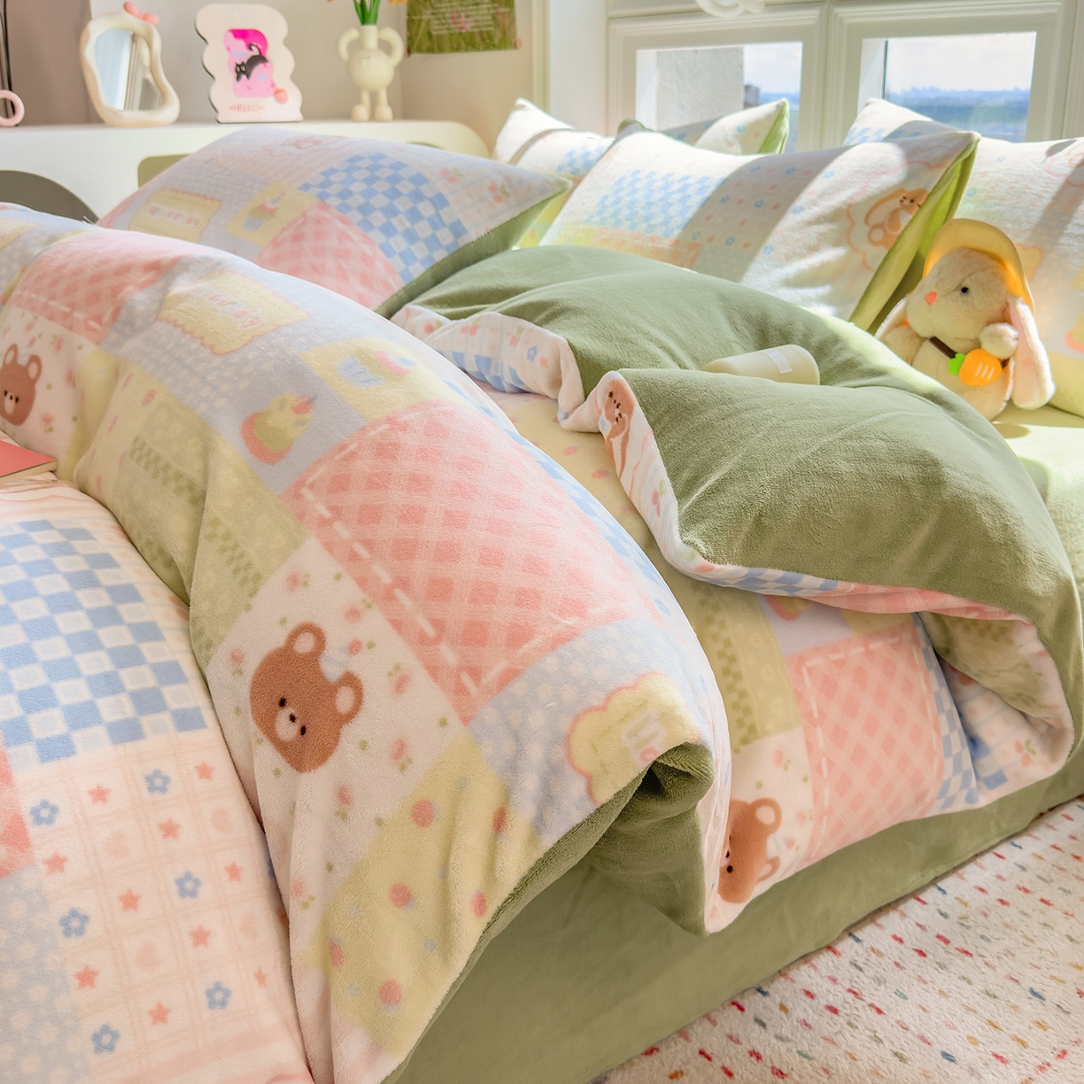 91家纺网 家纺一手货源 找家纺 摩妮卡 摩妮卡 2025新款加厚款小清新牛奶绒印花四件套床单款床笠单被套 拼布小熊