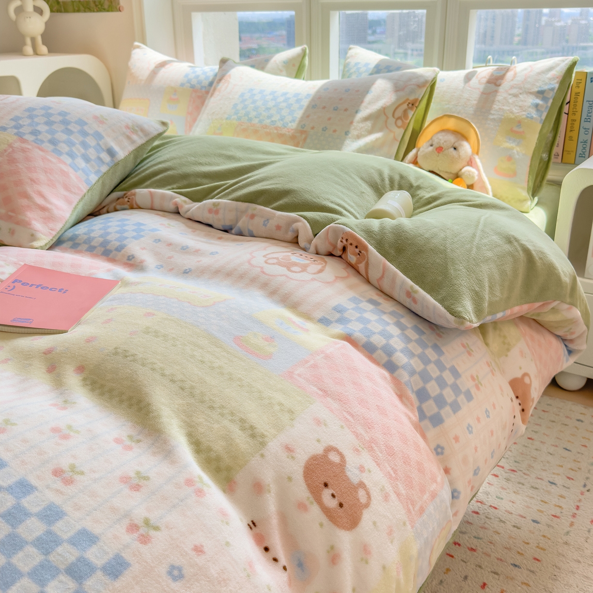 91家纺网 家纺一手货源 找家纺 摩妮卡 摩妮卡 2025新款加厚款小清新牛奶绒印花四件套床单款床笠单被套 拼布小熊