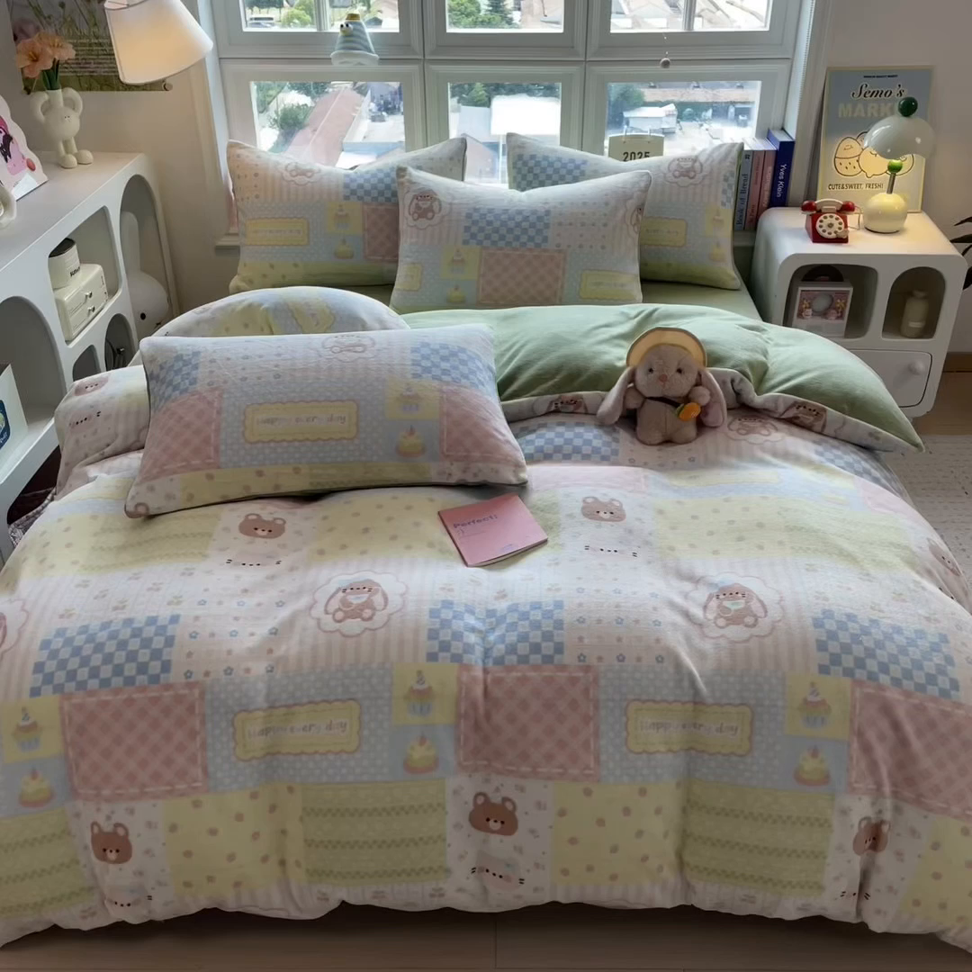 91家纺网 家纺一手货源 找家纺 摩妮卡 摩妮卡 2025新款加厚款小清新牛奶绒印花四件套床单款床笠单被套 拼布小熊