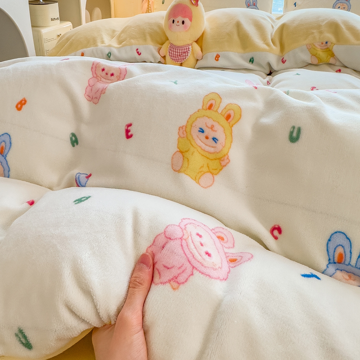 91家纺网 家纺一手货源 找家纺 摩妮卡 摩妮卡 2025新款加厚款小清新牛奶绒印花四件套床单款床笠单被套 趣兔甜心