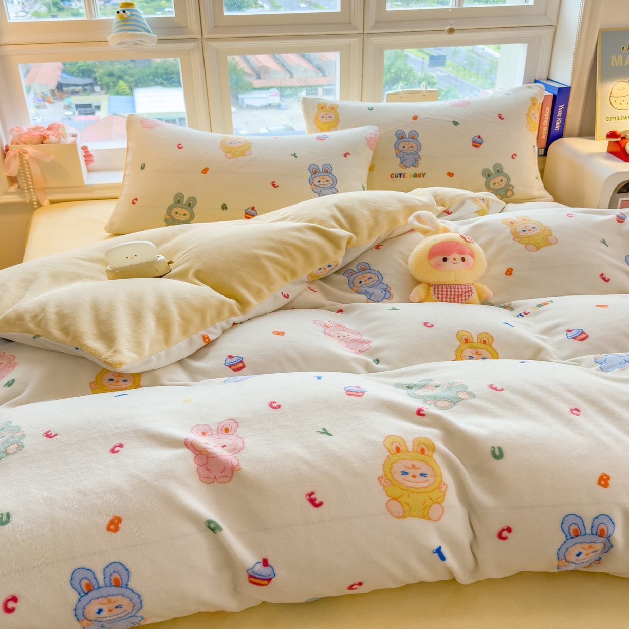 91家纺网 家纺一手货源 找家纺 摩妮卡 摩妮卡 2025新款加厚款小清新牛奶绒印花四件套床单款床笠单被套 趣兔甜心