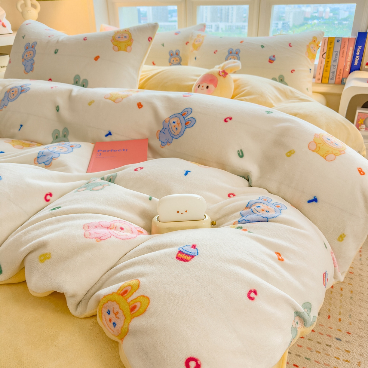 91家纺网 家纺一手货源 找家纺 摩妮卡 摩妮卡 2025新款加厚款小清新牛奶绒印花四件套床单款床笠单被套 趣兔甜心