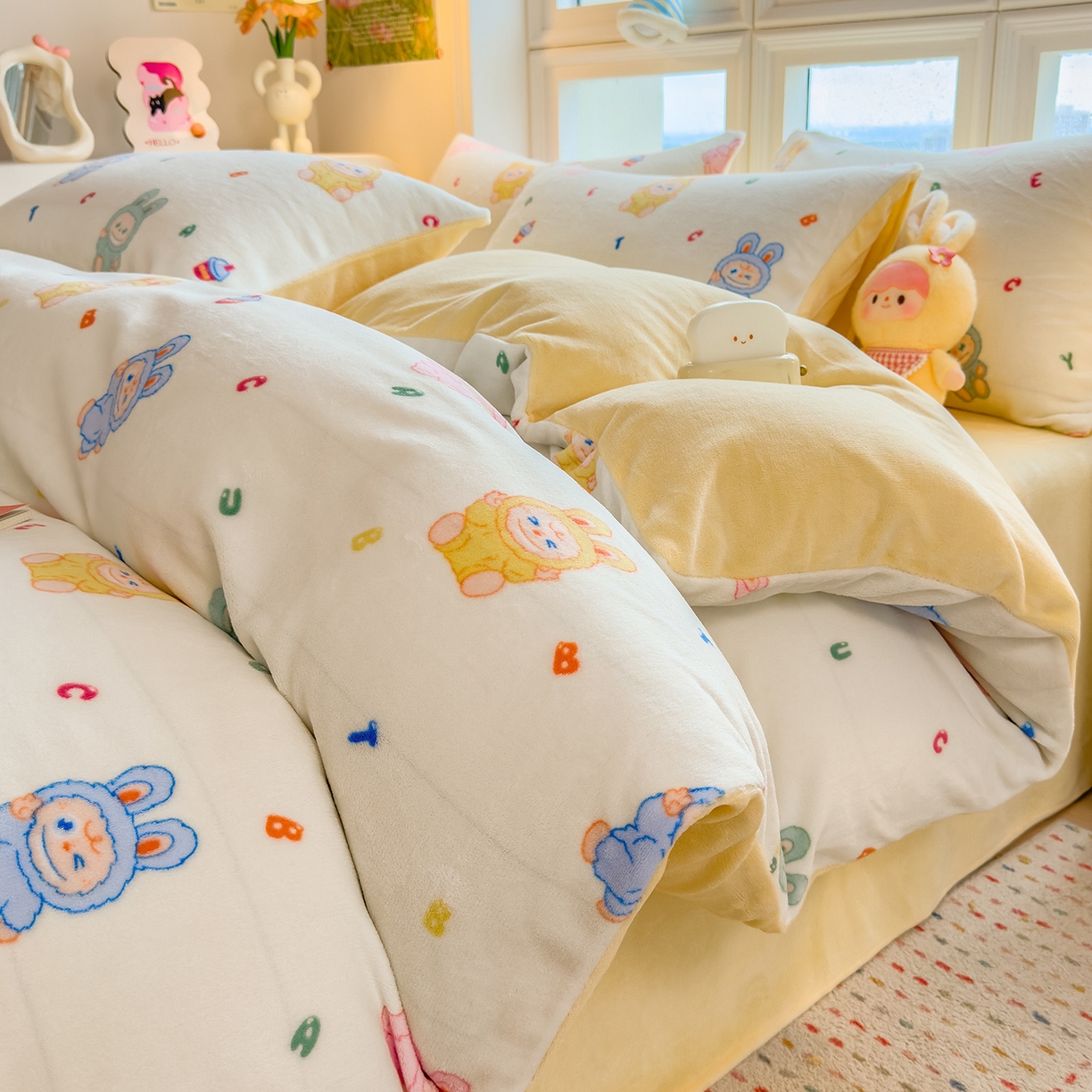 91家纺网 家纺一手货源 找家纺 摩妮卡 摩妮卡 2025新款加厚款小清新牛奶绒印花四件套床单款床笠单被套 趣兔甜心