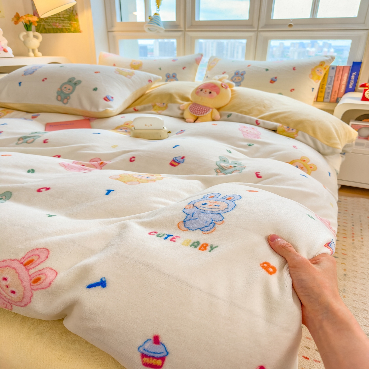 91家纺网 家纺一手货源 找家纺 摩妮卡 摩妮卡 2025新款加厚款小清新牛奶绒印花四件套床单款床笠单被套 趣兔甜心