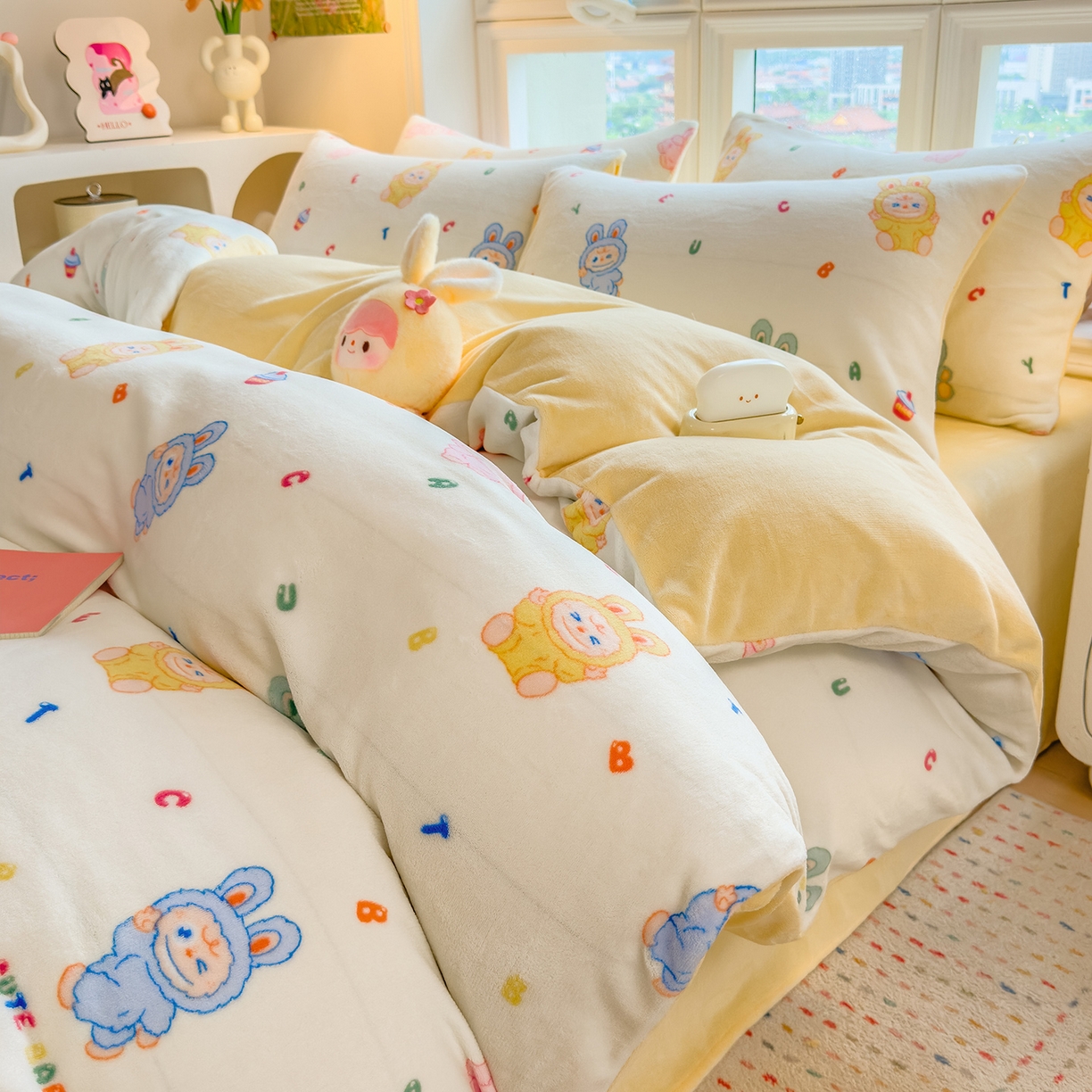 91家纺网 家纺一手货源 找家纺 摩妮卡 摩妮卡 2025新款加厚款小清新牛奶绒印花四件套床单款床笠单被套 趣兔甜心