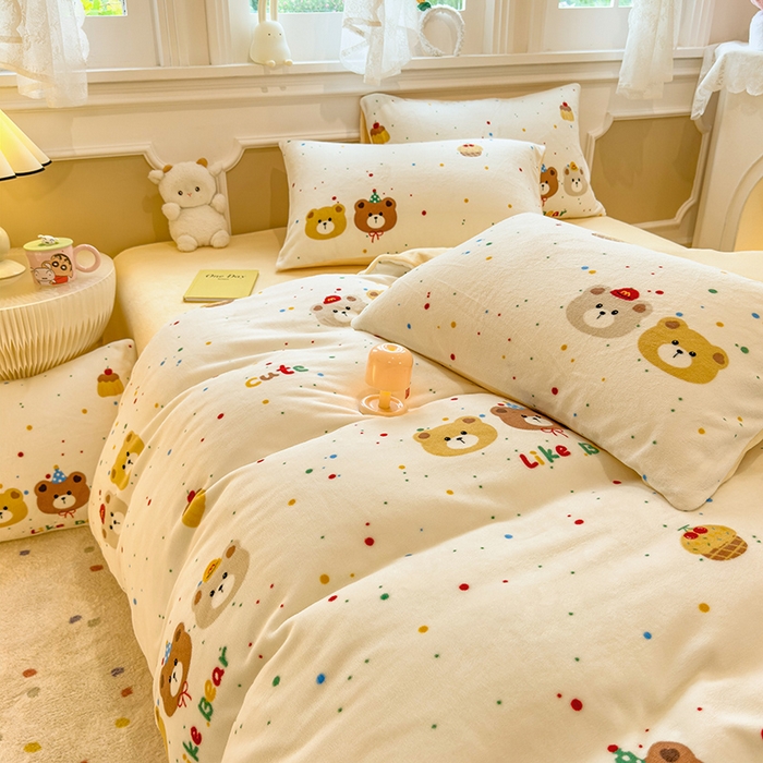 91家纺网 家纺一手货源 找家纺 摩妮卡 摩妮卡 2025新款加厚款小清新牛奶绒印花四件套床单款床笠单被套 瑞迪熊