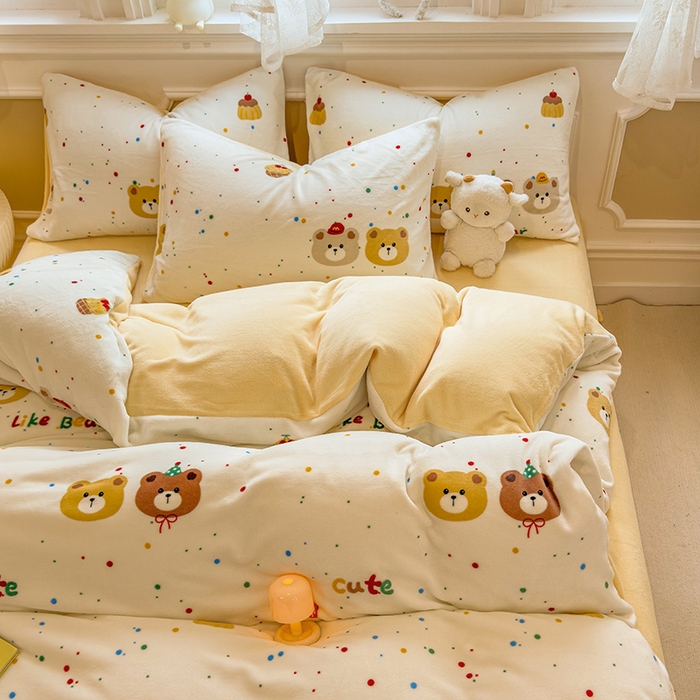 91家纺网 家纺一手货源 找家纺 摩妮卡 摩妮卡 2025新款加厚款小清新牛奶绒印花四件套床单款床笠单被套 瑞迪熊