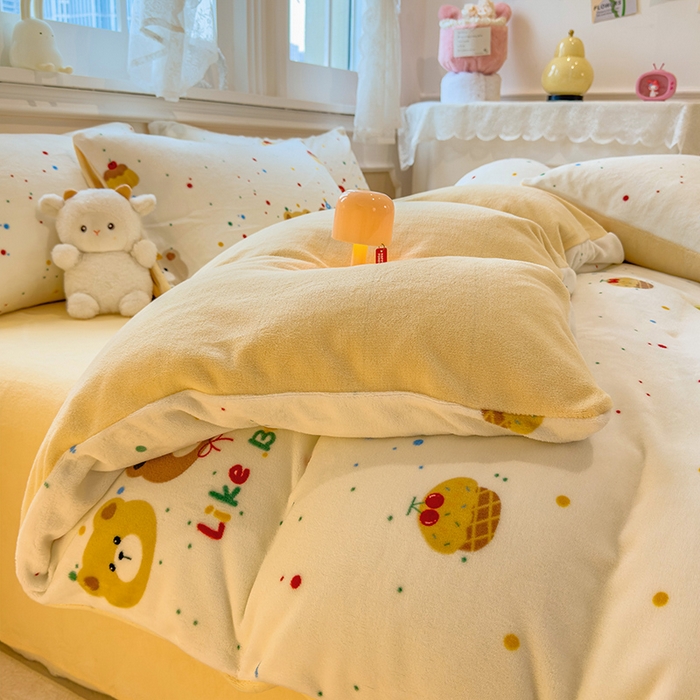 91家纺网 家纺一手货源 找家纺 摩妮卡 摩妮卡 2025新款加厚款小清新牛奶绒印花四件套床单款床笠单被套 瑞迪熊