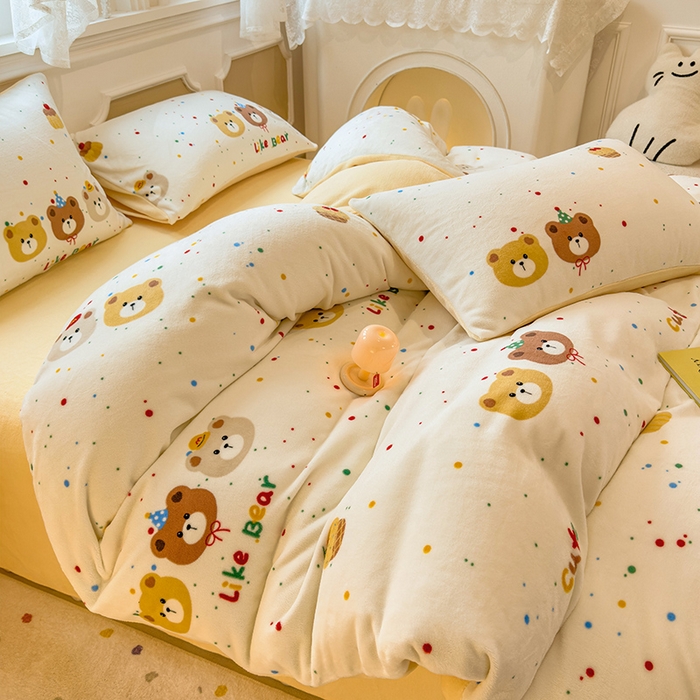 91家纺网 家纺一手货源 找家纺 摩妮卡 摩妮卡 2025新款加厚款小清新牛奶绒印花四件套床单款床笠单被套 瑞迪熊