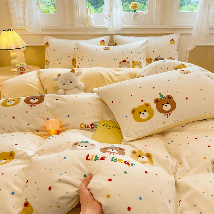 91家纺网 家纺一手货源 找家纺 摩妮卡 摩妮卡 2025新款加厚款小清新牛奶绒印花四件套床单款床笠单被套 瑞迪熊