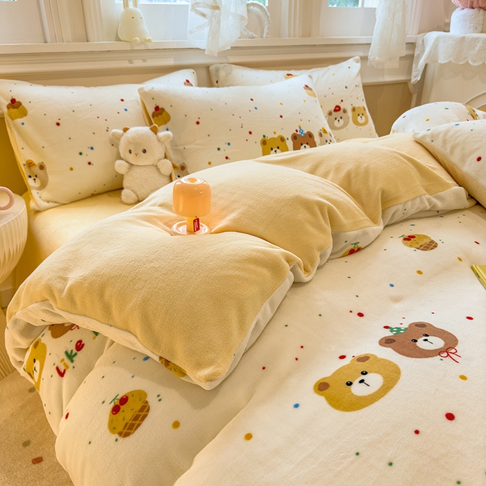 91家纺网 家纺一手货源 找家纺 摩妮卡 摩妮卡 2025新款加厚款小清新牛奶绒印花四件套床单款床笠单被套 瑞迪熊