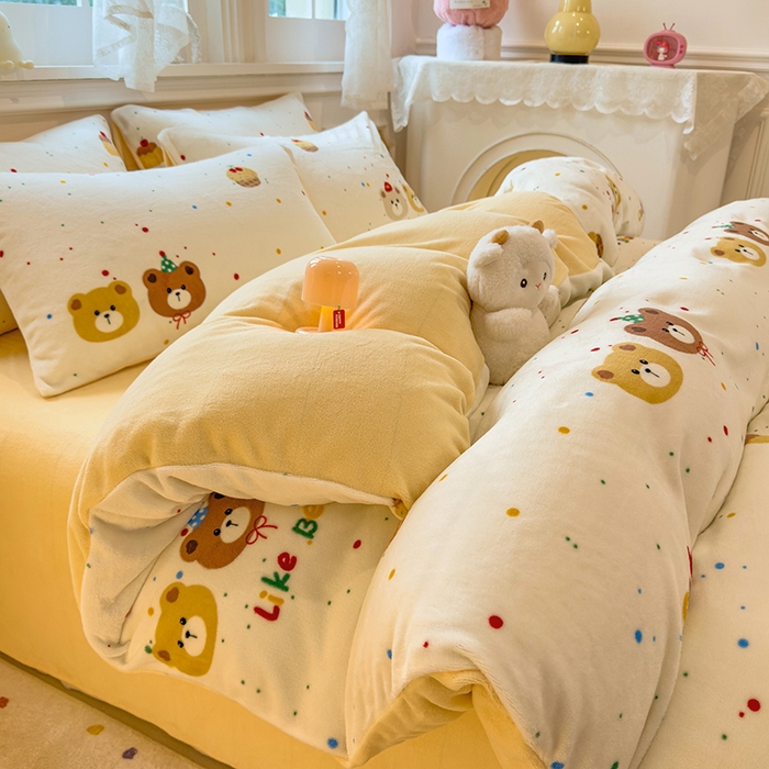 91家纺网 家纺一手货源 找家纺 摩妮卡 摩妮卡 2025新款加厚款小清新牛奶绒印花四件套床单款床笠单被套 瑞迪熊