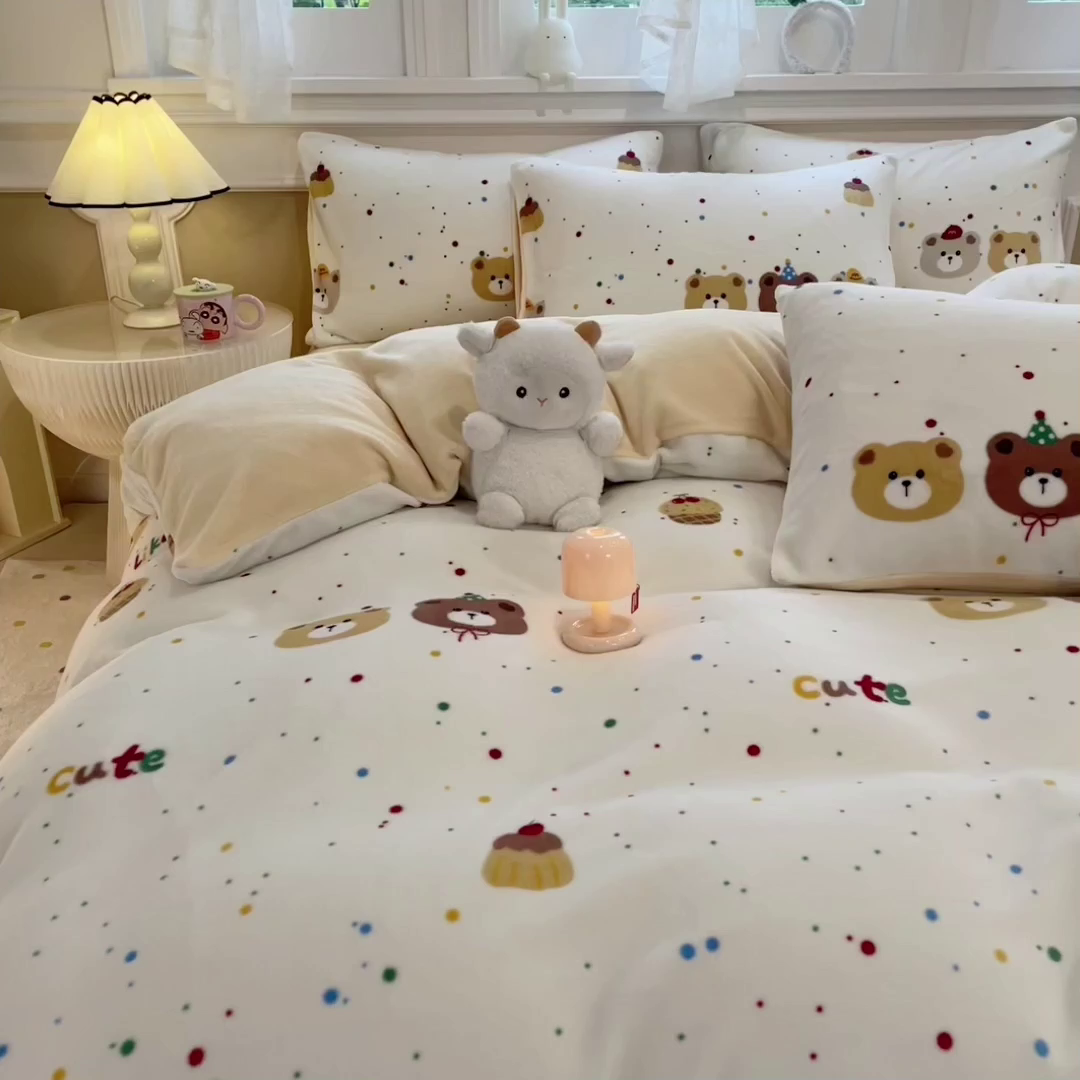 91家纺网 家纺一手货源 找家纺 摩妮卡 摩妮卡 2025新款加厚款小清新牛奶绒印花四件套床单款床笠单被套 瑞迪熊