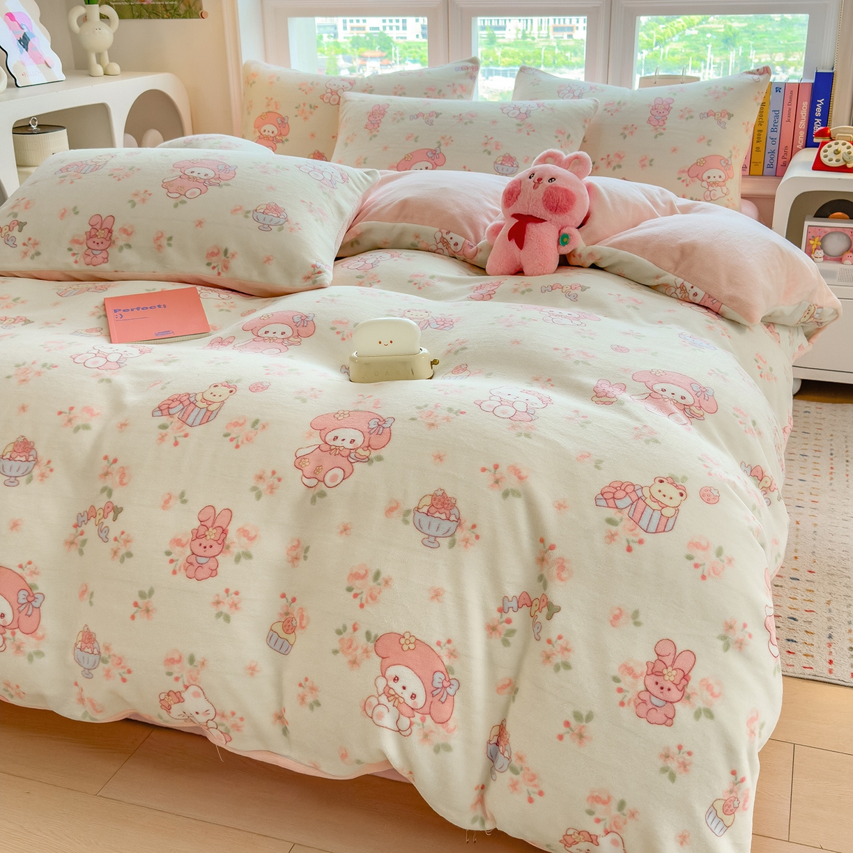 91家纺网 家纺一手货源 找家纺 摩妮卡 摩妮卡 2025新款加厚款小清新牛奶绒印花四件套床单款床笠单被套 甜蜜小花