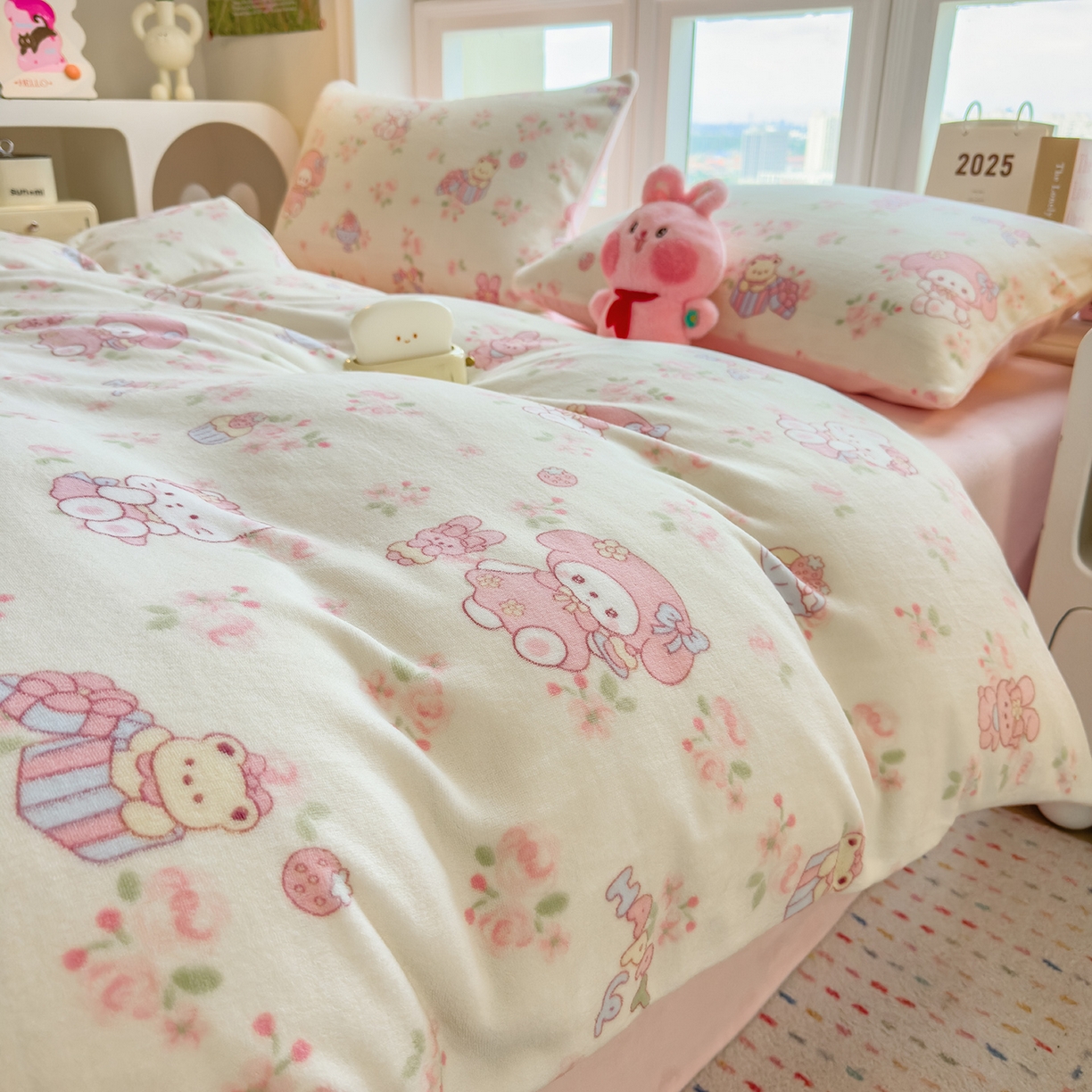 91家纺网 家纺一手货源 找家纺 摩妮卡 摩妮卡 2025新款加厚款小清新牛奶绒印花四件套床单款床笠单被套 甜蜜小花