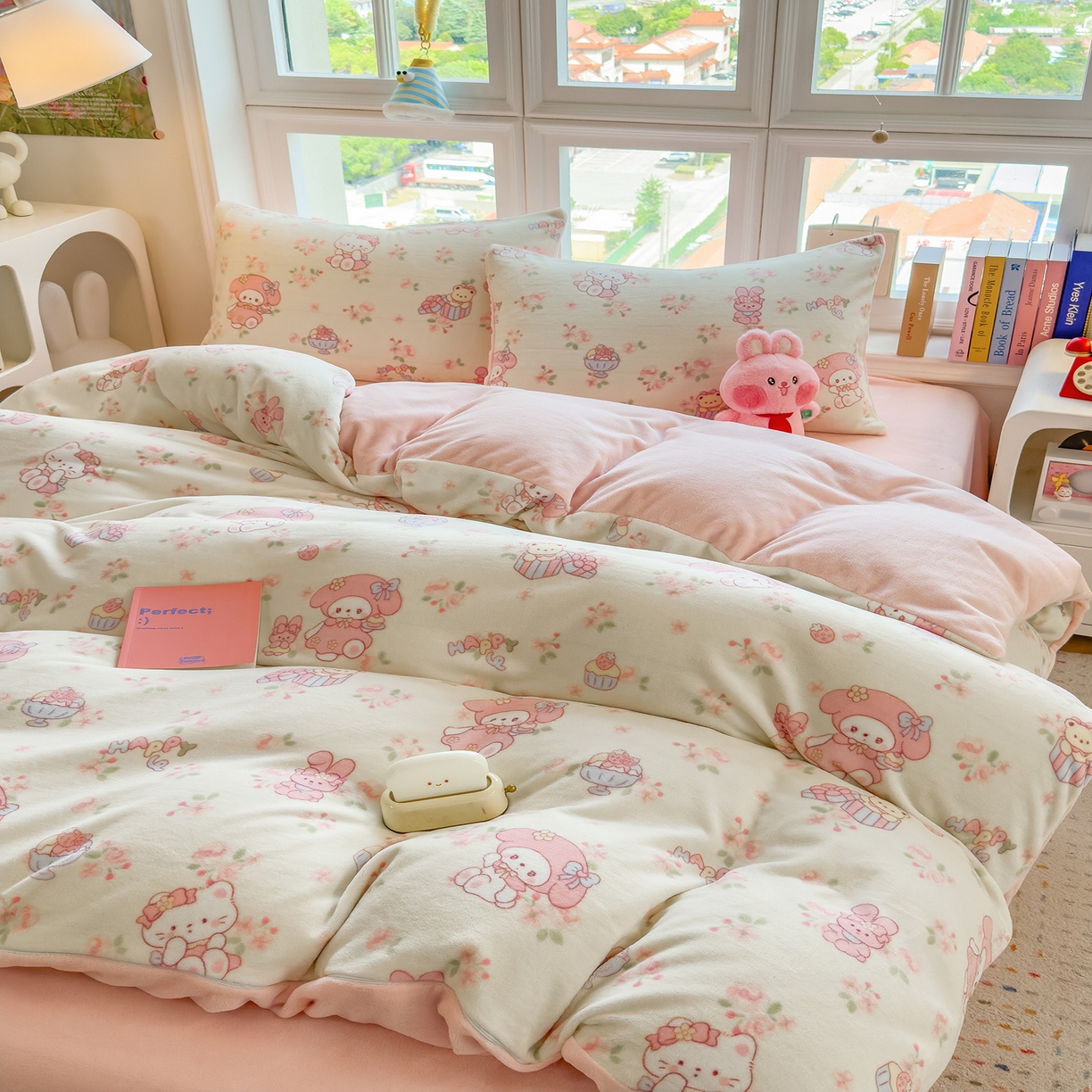 91家纺网 家纺一手货源 找家纺 摩妮卡 摩妮卡 2025新款加厚款小清新牛奶绒印花四件套床单款床笠单被套 甜蜜小花