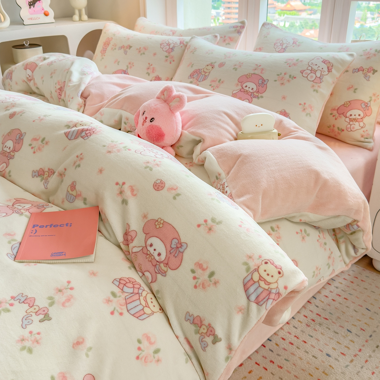 91家纺网 家纺一手货源 找家纺 摩妮卡 摩妮卡 2025新款加厚款小清新牛奶绒印花四件套床单款床笠单被套 甜蜜小花