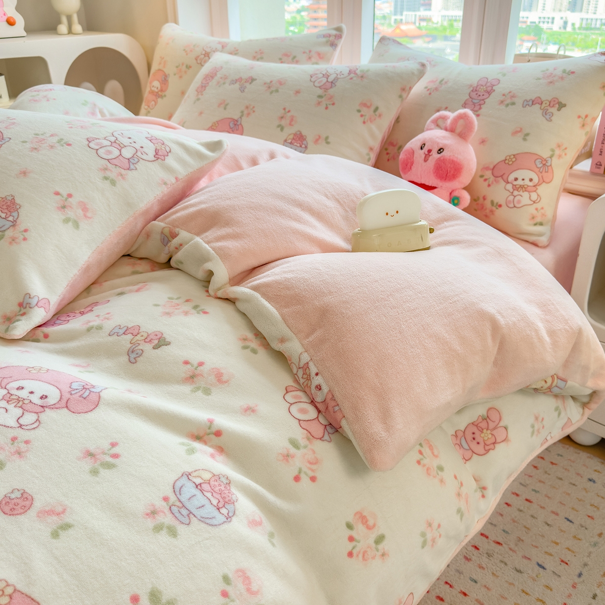91家纺网 家纺一手货源 找家纺 摩妮卡 摩妮卡 2025新款加厚款小清新牛奶绒印花四件套床单款床笠单被套 甜蜜小花