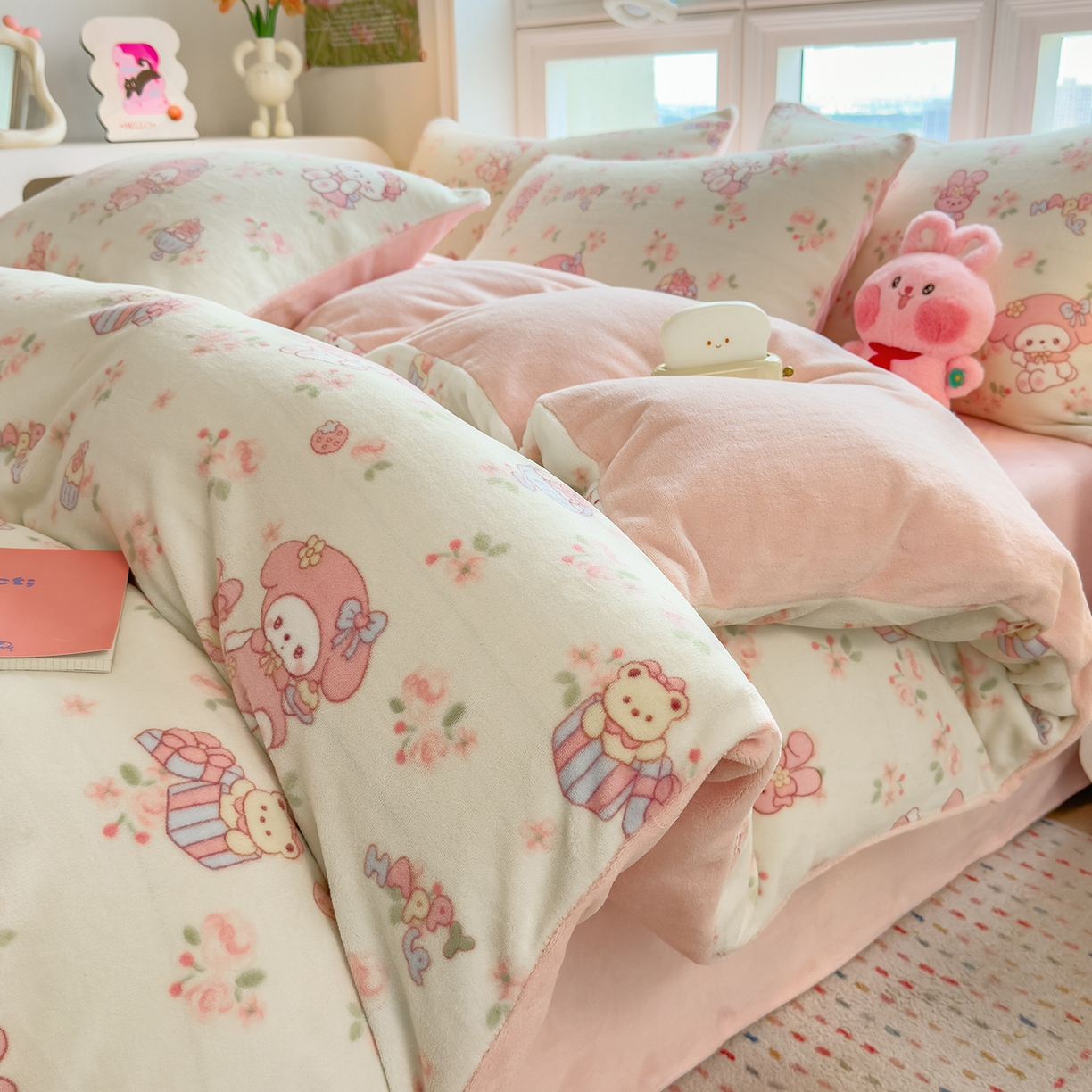 91家纺网 家纺一手货源 找家纺 摩妮卡 摩妮卡 2025新款加厚款小清新牛奶绒印花四件套床单款床笠单被套 甜蜜小花