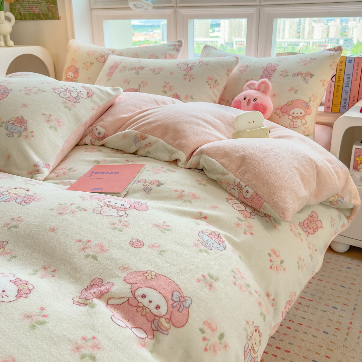 91家纺网 家纺一手货源 找家纺 摩妮卡 摩妮卡 2025新款加厚款小清新牛奶绒印花四件套床单款床笠单被套 甜蜜小花