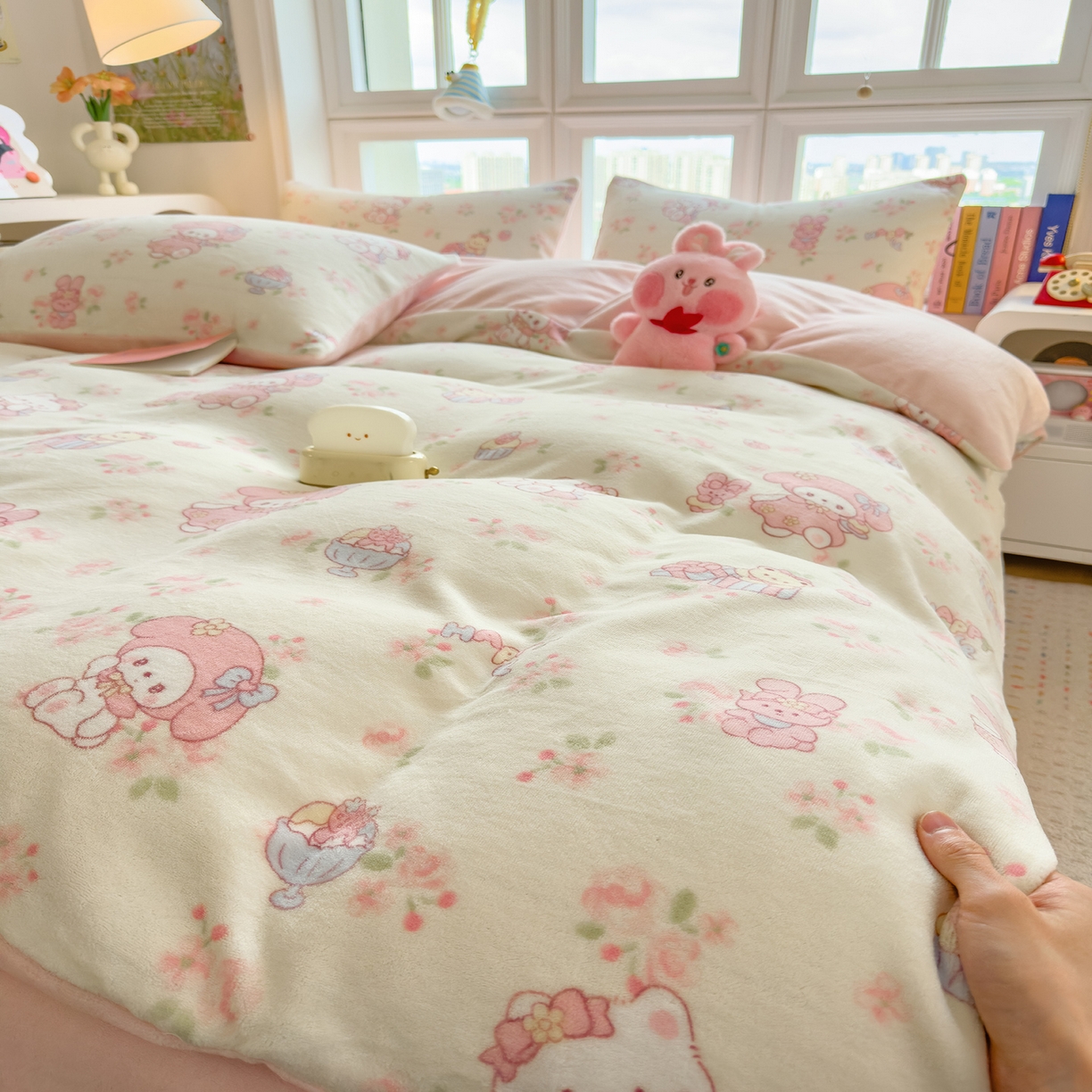 91家纺网 家纺一手货源 找家纺 摩妮卡 摩妮卡 2025新款加厚款小清新牛奶绒印花四件套床单款床笠单被套 甜蜜小花