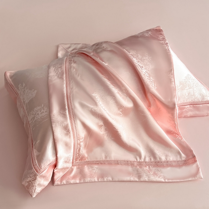 91家纺网 家纺一手货源 找家纺 博纳家纺 2025新款镂空大宽边拼角高级简奢款亲肤棉四件套-山水提花 粉玉