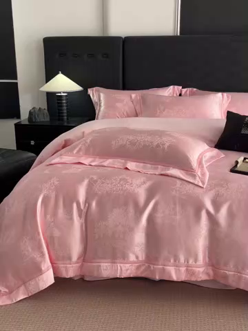 91家纺网 家纺一手货源 找家纺 博纳家纺 2025新款镂空大宽边拼角高级简奢款亲肤棉四件套-山水提花 粉玉