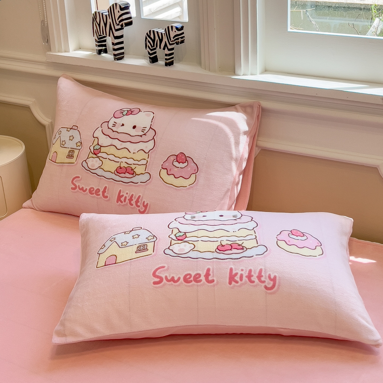 91家纺网 家纺一手货源 找家纺 丝羽坊 2025新款A类大版牛奶绒印花四件套 猫咪日记