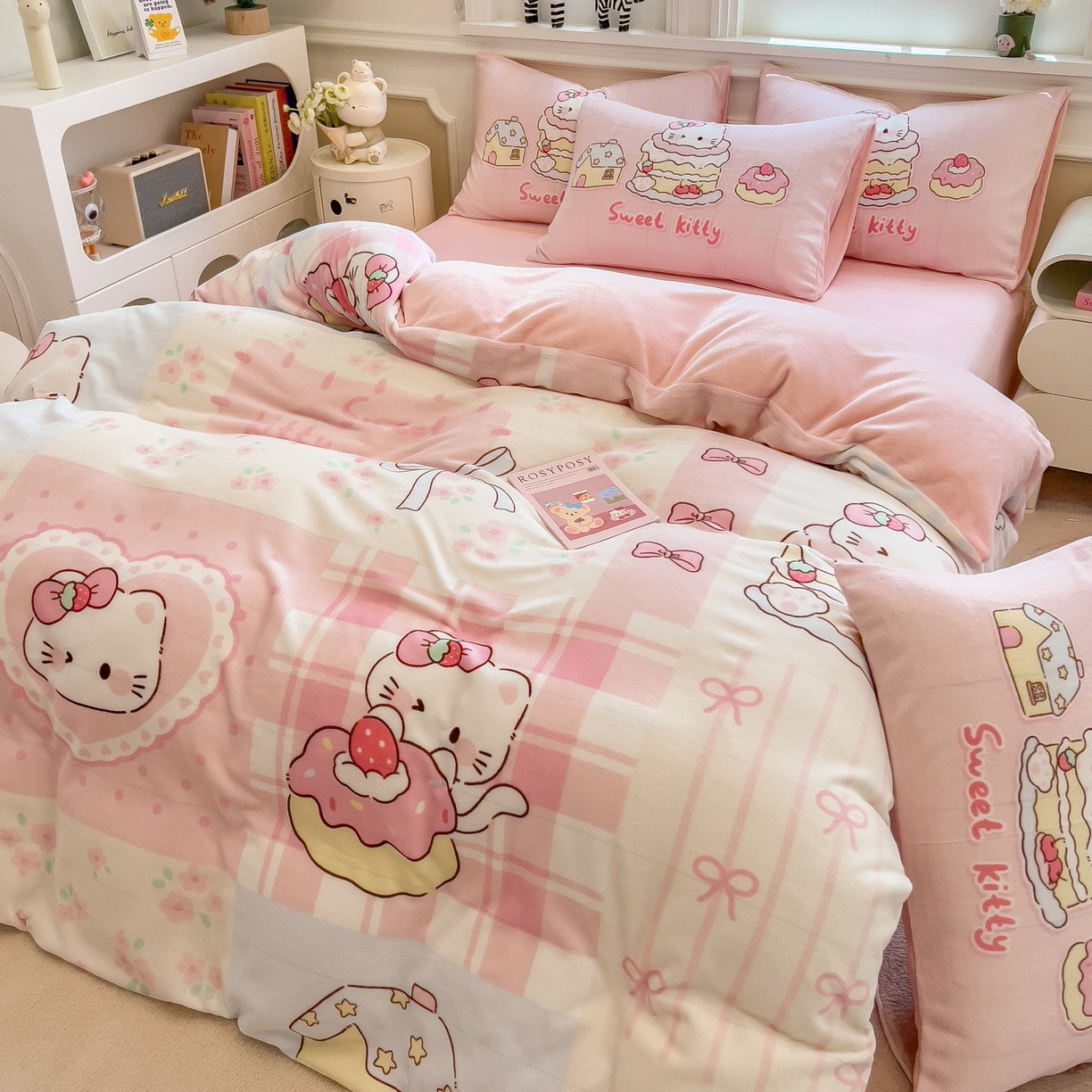 91家纺网 家纺一手货源 找家纺 丝羽坊 2025新款A类大版牛奶绒印花四件套 猫咪日记