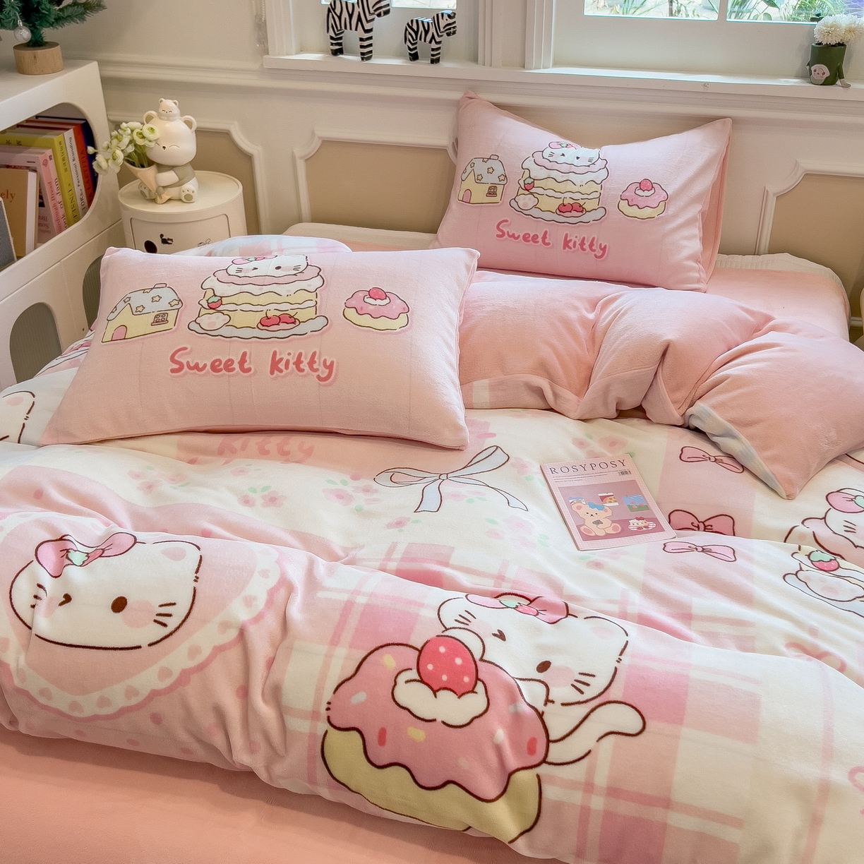 91家纺网 家纺一手货源 找家纺 丝羽坊 2025新款A类大版牛奶绒印花四件套 猫咪日记