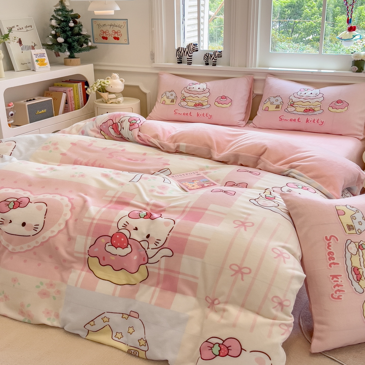 91家纺网 家纺一手货源 找家纺 丝羽坊 2025新款A类大版牛奶绒印花四件套 猫咪日记