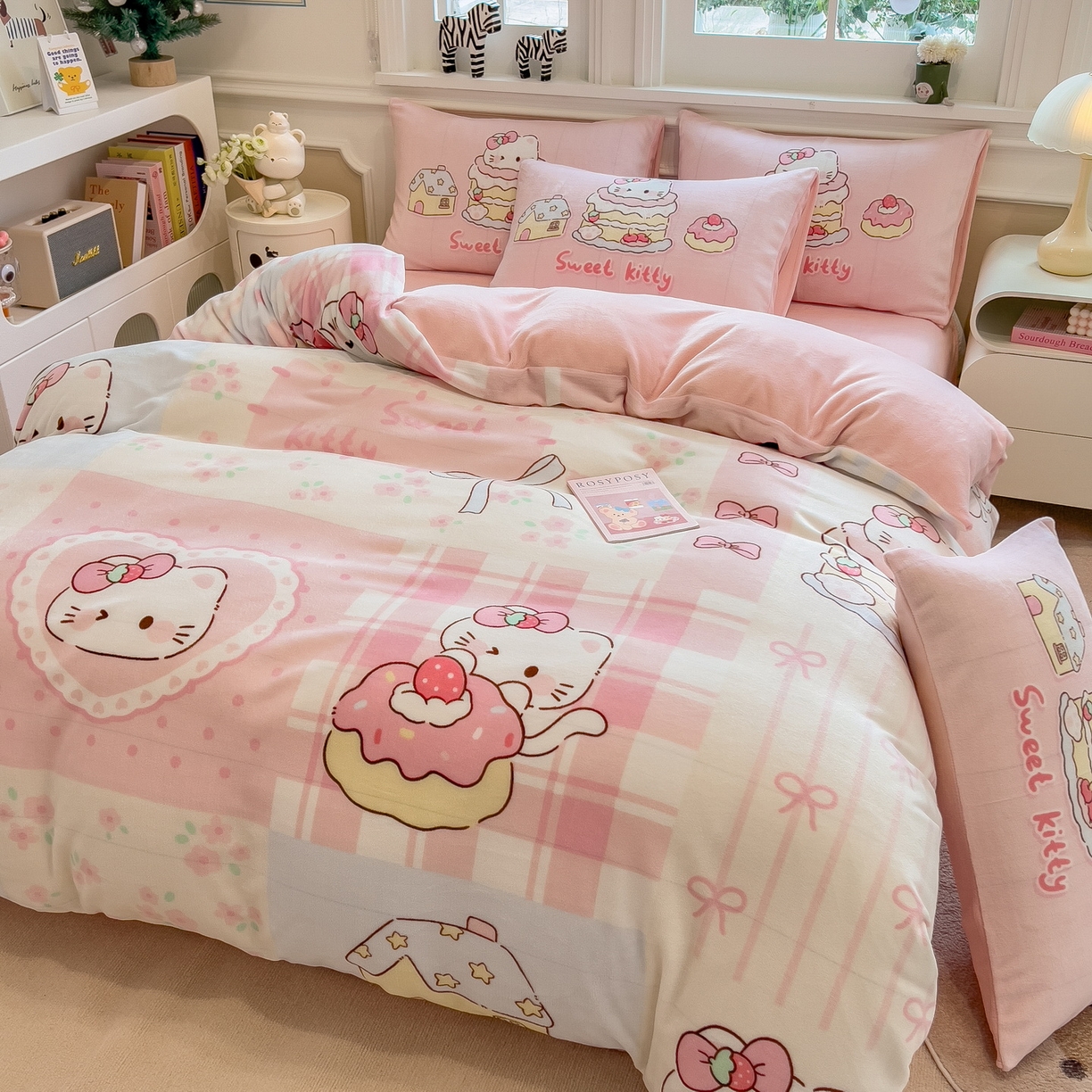 91家纺网 家纺一手货源 找家纺 丝羽坊 2025新款A类大版牛奶绒印花四件套 猫咪日记