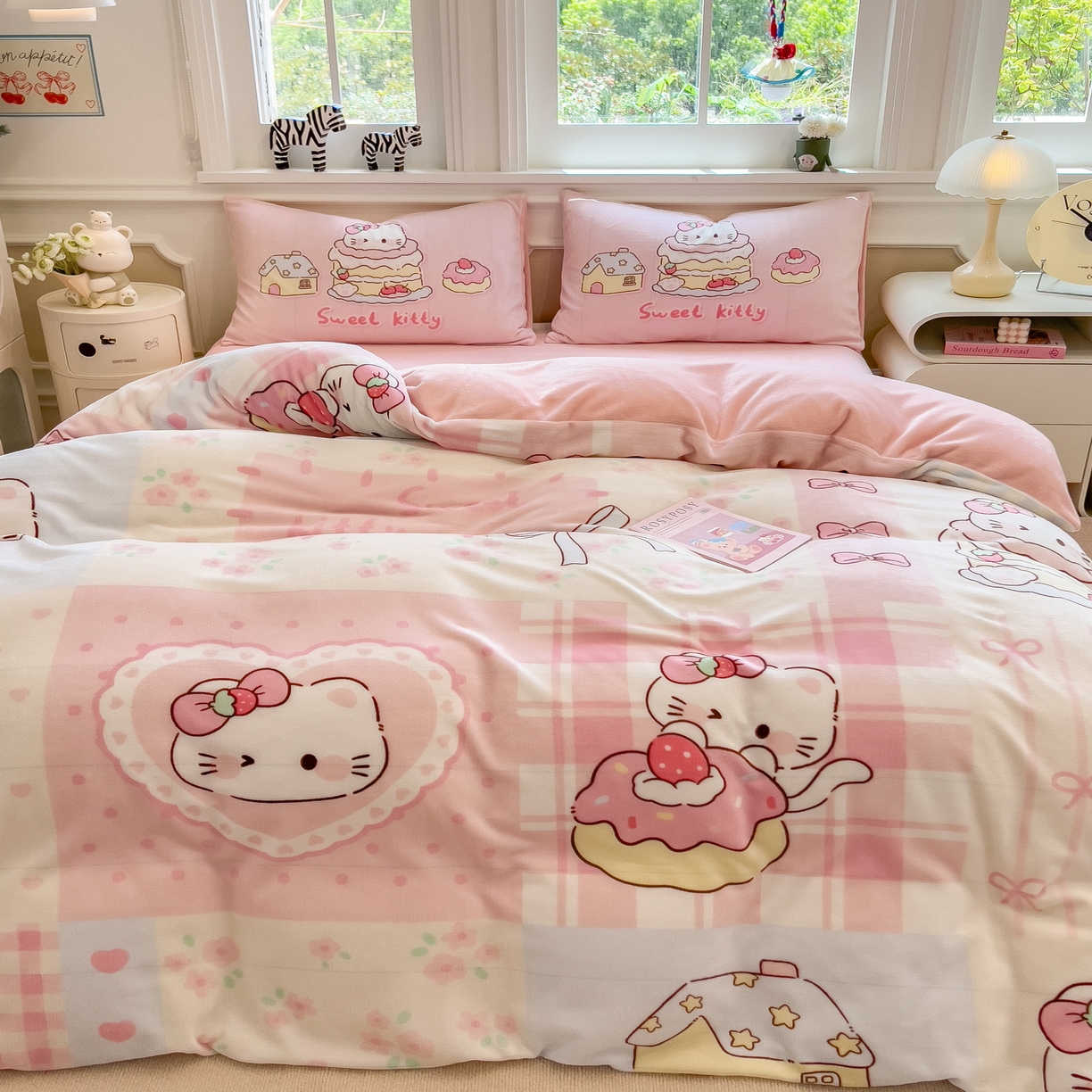 91家纺网 家纺一手货源 找家纺 丝羽坊 2025新款A类大版牛奶绒印花四件套 猫咪日记